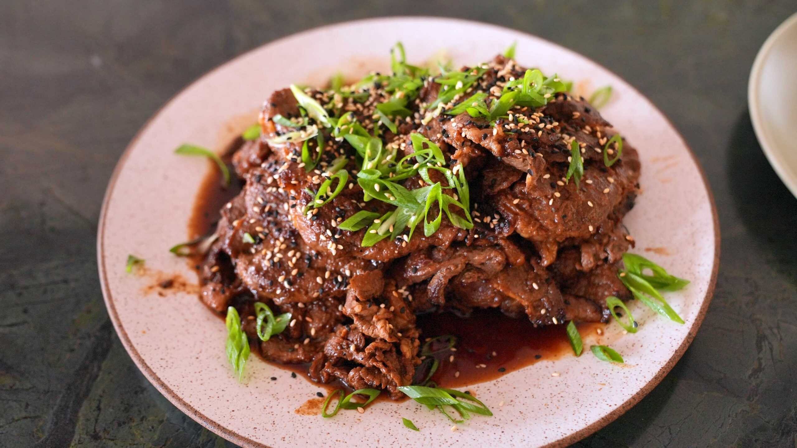 Bulgogi: A Carne Grelhada Doce e Salgada que Conquistou o Mundo